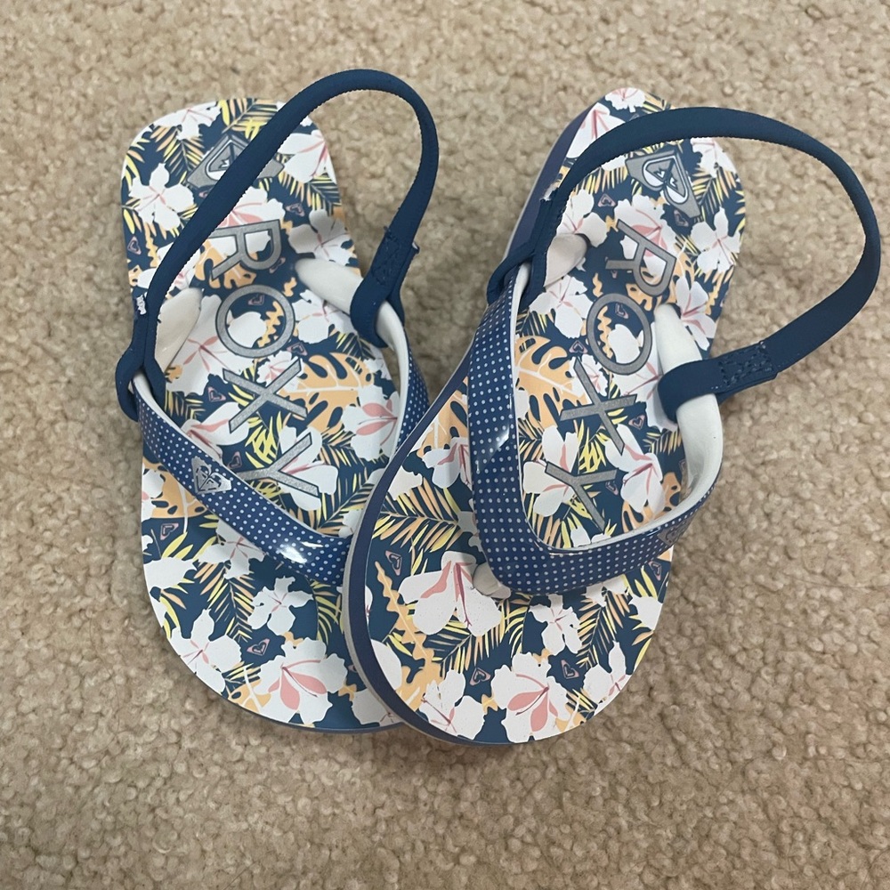Toddler girls size 7 children Roxy slippers like new